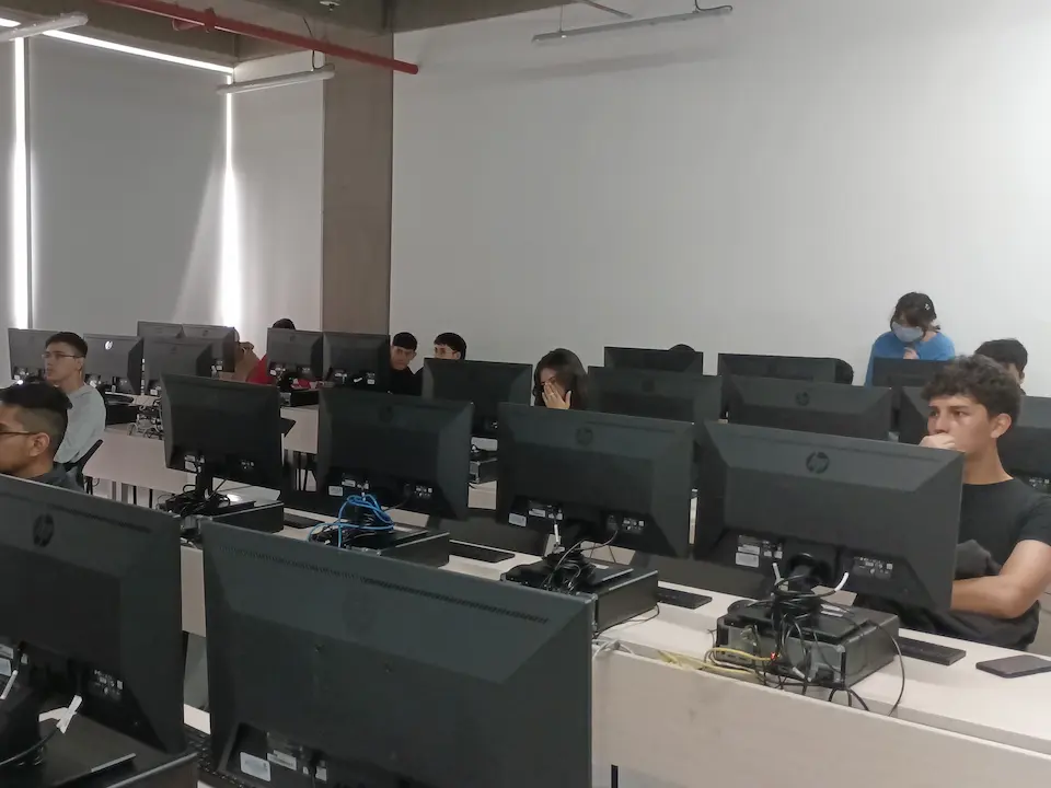 Computer room with a presentation of the git col learning application on a large screen.